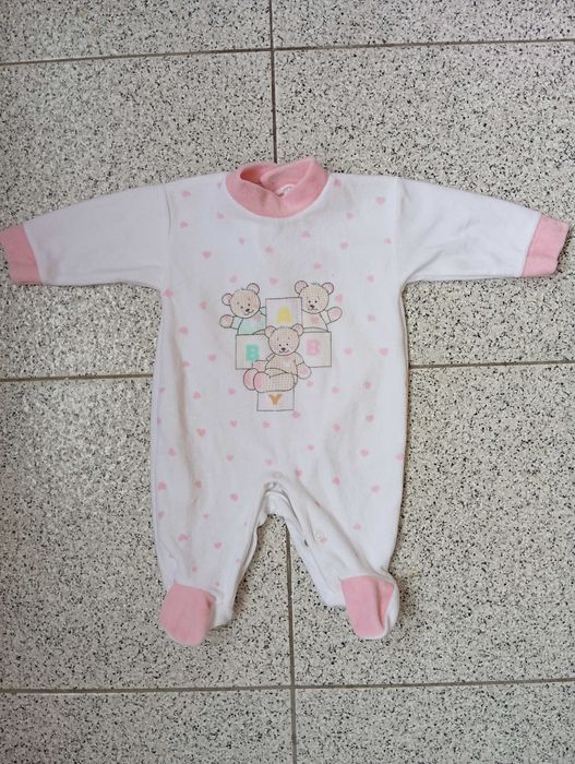 Várias peças bebé babygrows, casacos, sweaters...