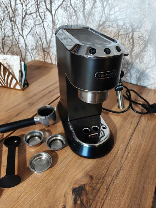 Ekspres DELONGHI Dedica Style EC685.BK