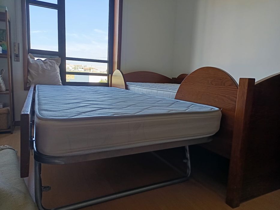 Cama dupla de solteiro em madeira cerne
