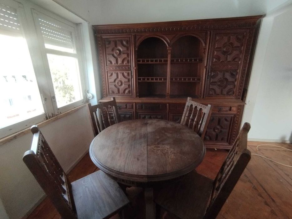Móvel e conjunto de mesa e 6 cadeiras