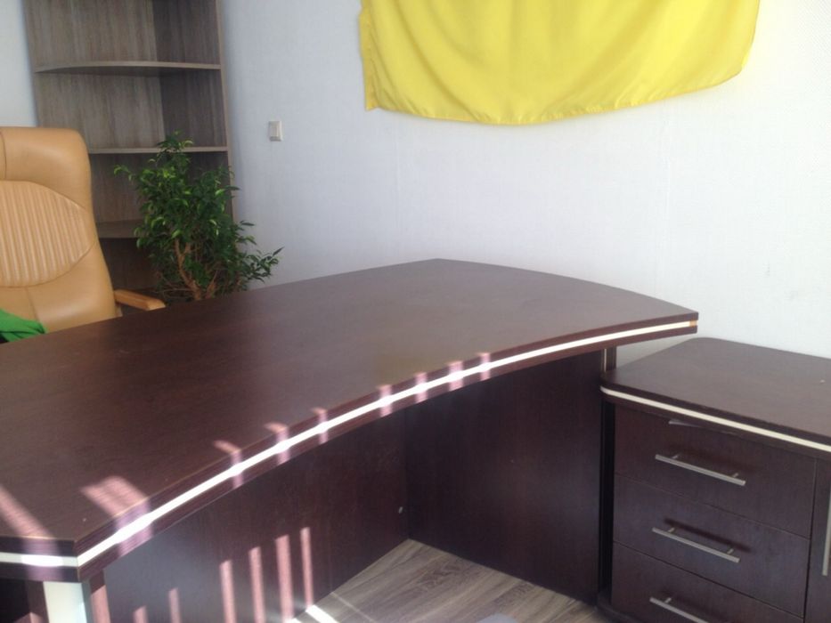 Шафа з полицями/ стіл офісний