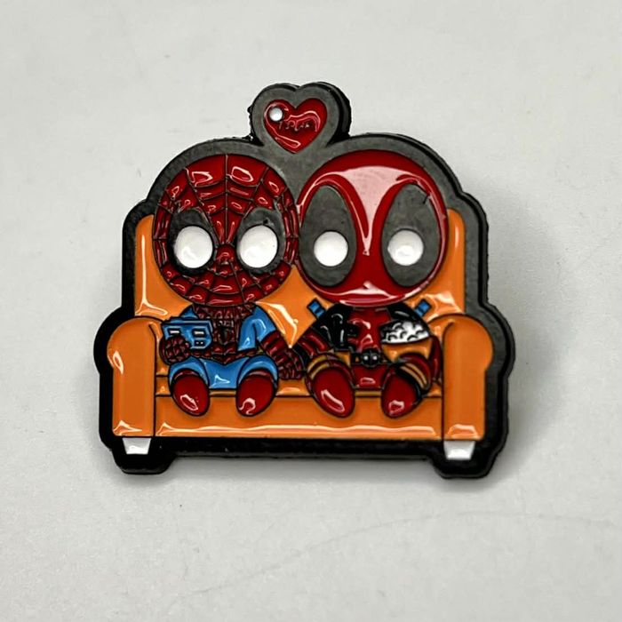 Broszka pin przypinka Spiderman kanapa małe