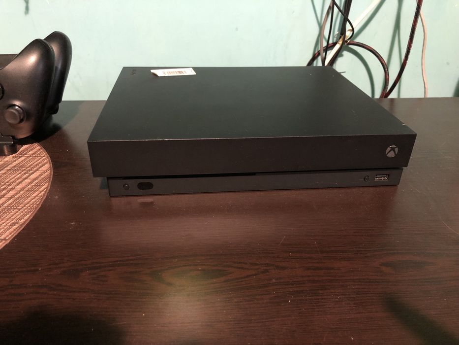 Xbox one X 1TB +game