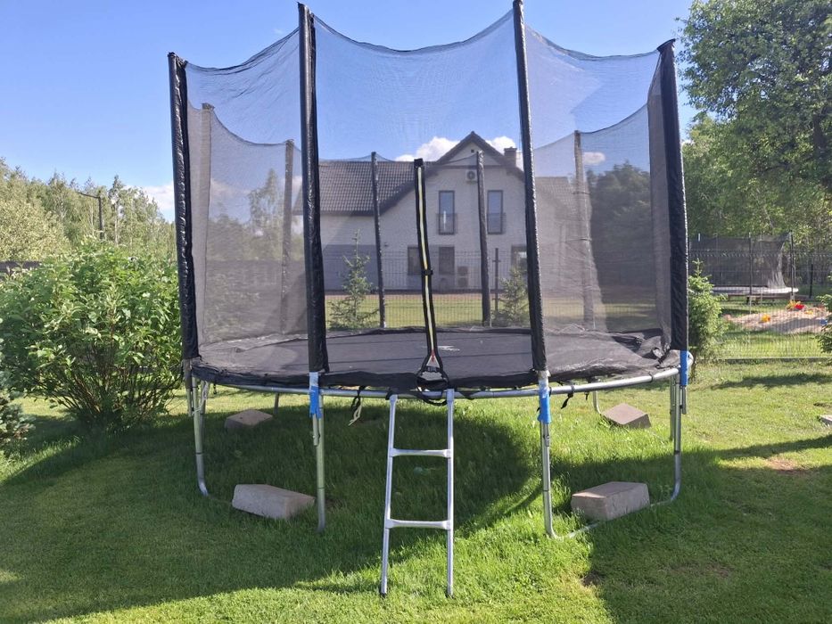 Używana duża trampolina