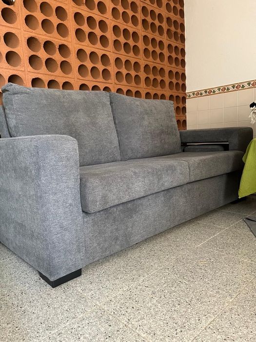 Sofá cinzento 2 lugares com bancos