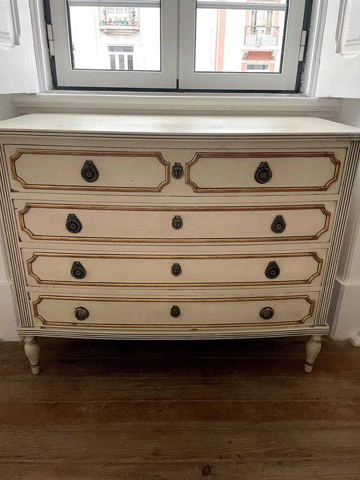 Cômoda clara vintage 5 gavetas