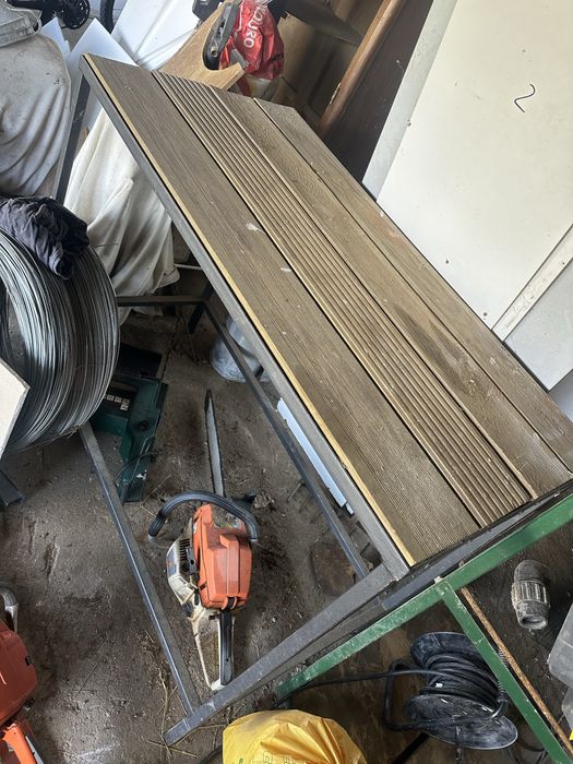 Mesa em madeira tratada