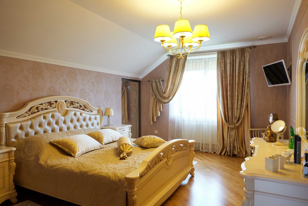 Просторе домоволодіння в передмісті, поблизу лісу!