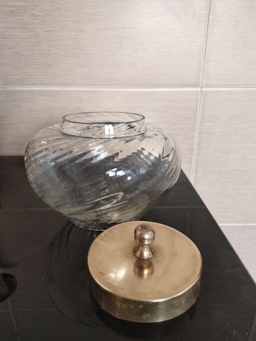 Antiga bomboniere de vidro lapidado .