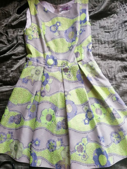 Sukienka delikatnie rozkloszowana