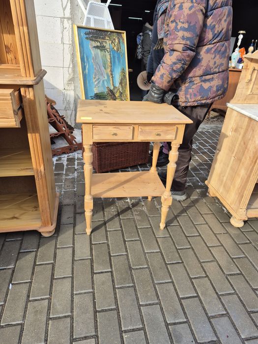 Zgrabna szafka drewniana