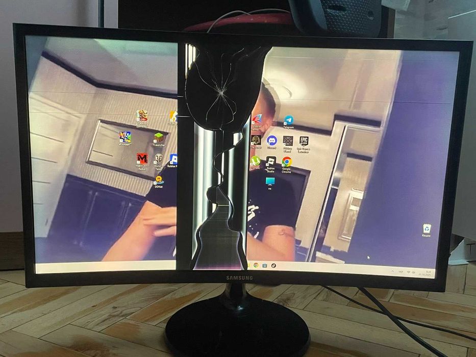 Монітор 24'' С24F390FHI розбитий екран по центру+кабеля