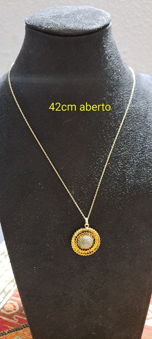 Fios em Prata dourada contrastada.