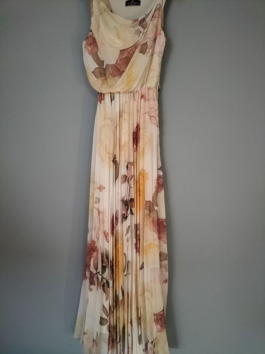 Piękna długa sukienka elegancka