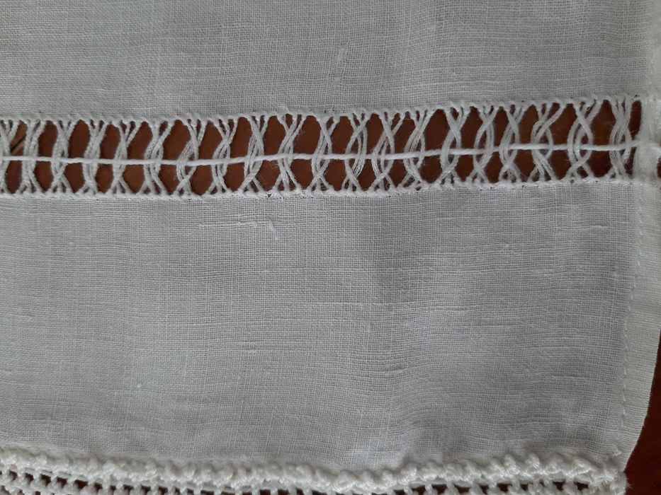 Centro de mesa em linho antigo com bordado e renda de 145cm X 62cm