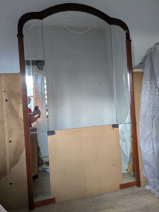 espelho grande +cama +mezinhas +comeda+2 mesas + sofas +arca