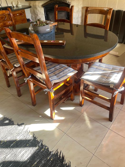 Mesa de cozinha em madeira com tampo de granito preto