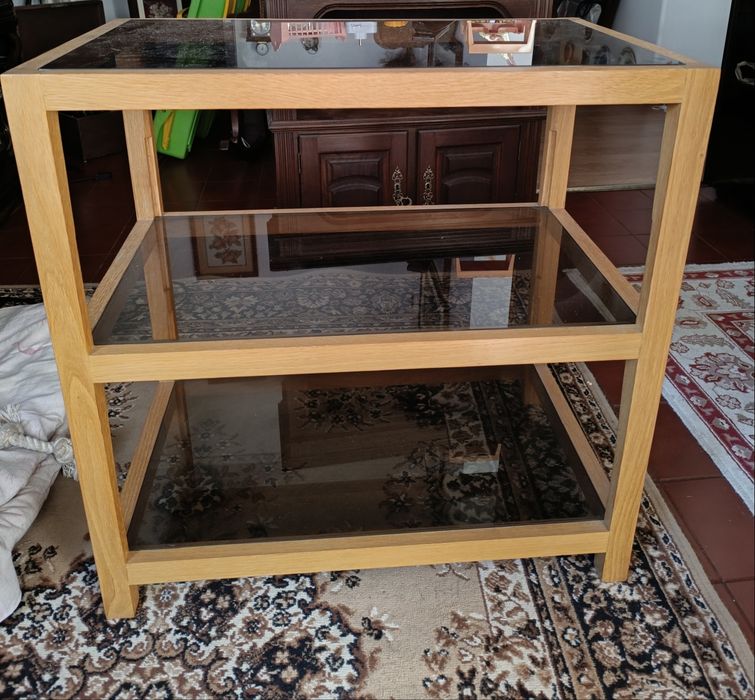 Mesa com 3 prateleiras de vidro