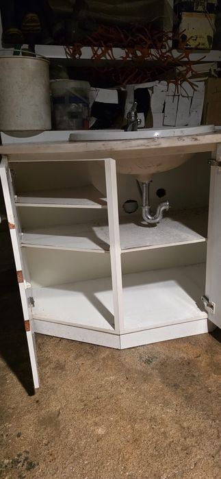 Móvel com torneira e mármore