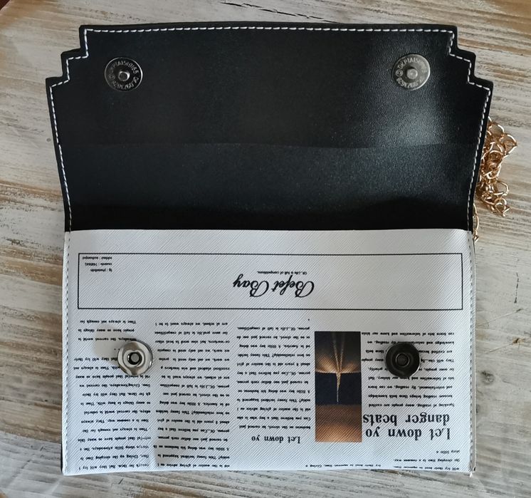 Bolsa tiracolo padrão papel de jornal