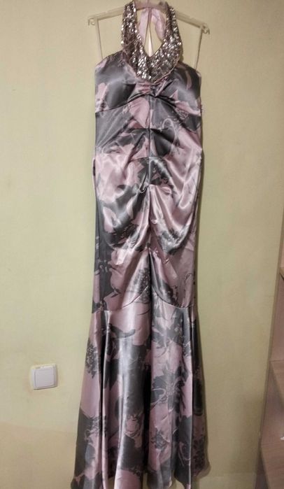 Сукня з відкритими плечима