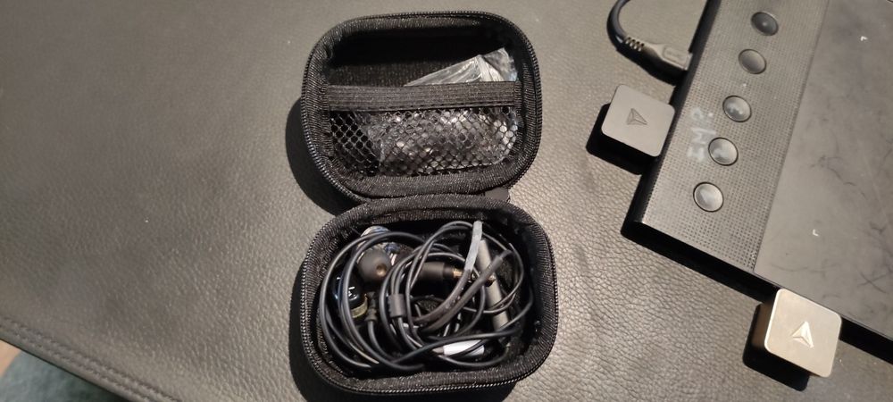 In ears Kz e Fender e PM1 Behringer.