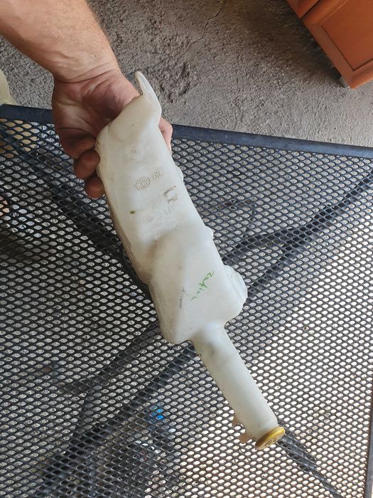 Zbiorniczek pompka spryskiwaczy Opel Zafira a sprawny