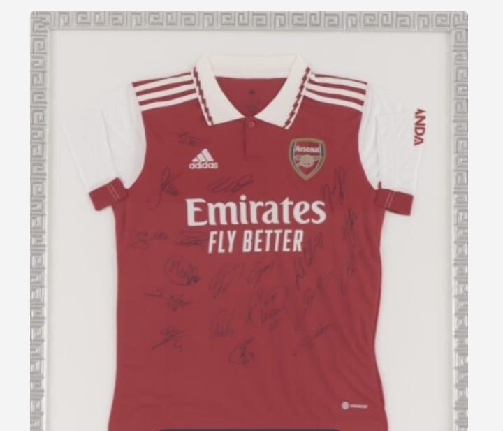 Camisola oficial Arsenal Football Club autografada
