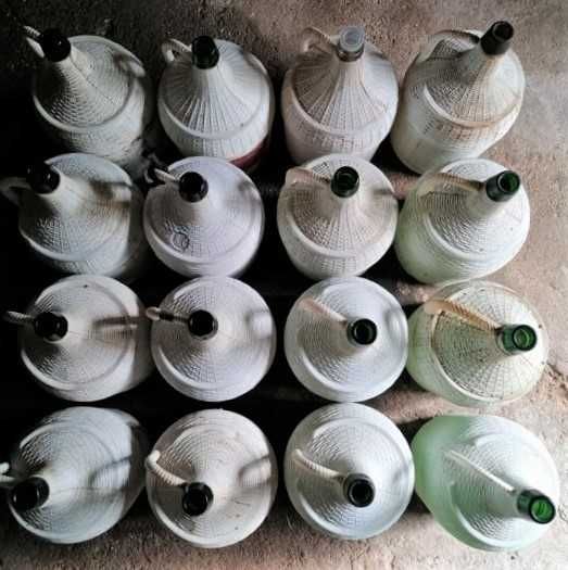 Garrafões de 5 Litros em vidro com cobertura de plástico