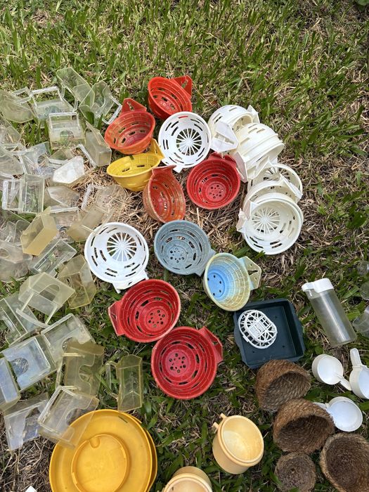 Comedouros, ninhos, poleiros e bebedouros