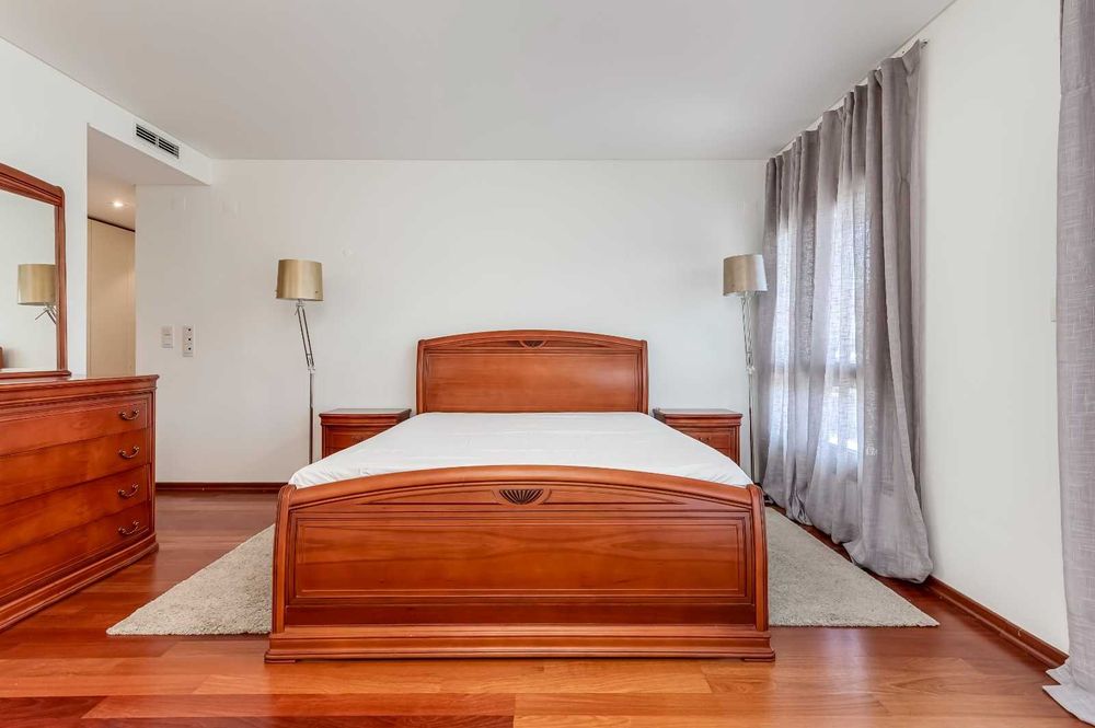 Cama casal, colchão e aparador com espelho a venda