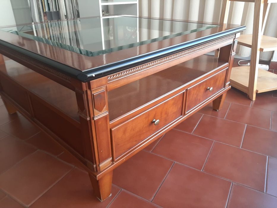 Mesa de centro com vidro