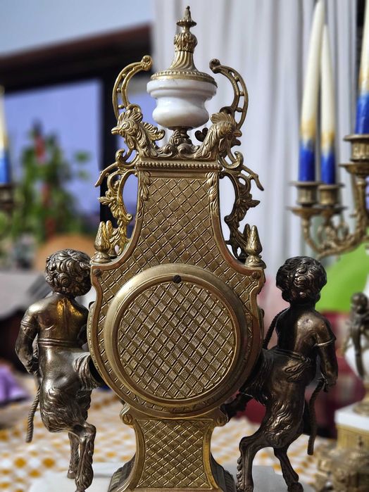 Relógio e castiçais suíços de latão e pedra