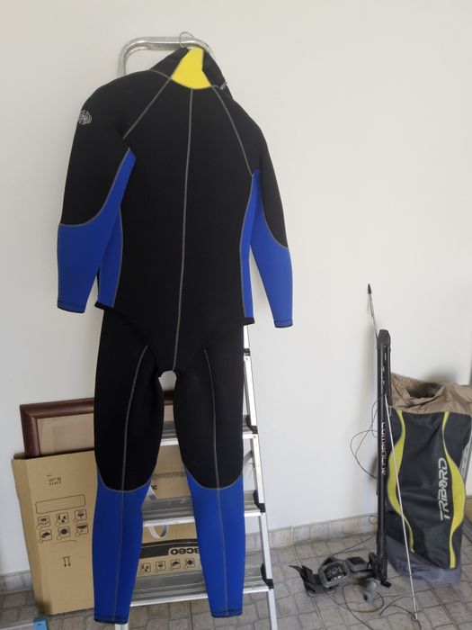 Equipamento e Fato de Mergulho Completo em bom estado de conservação.