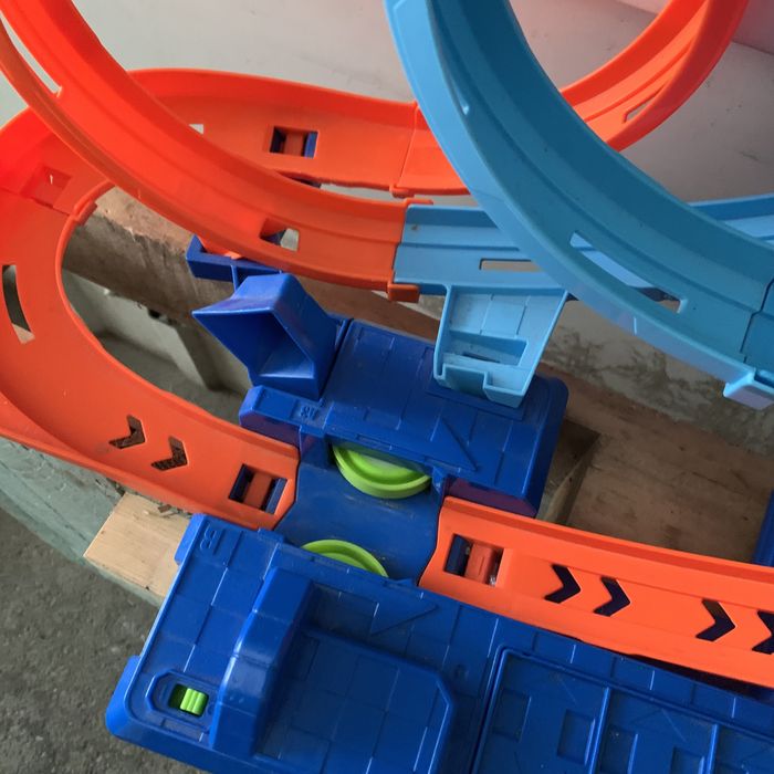 Крутий моторизований трек Hot Wheels 4 Петлі та віражи HXT06