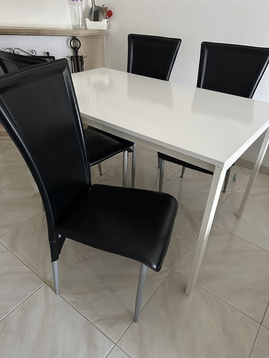 Mesa e cadeiras