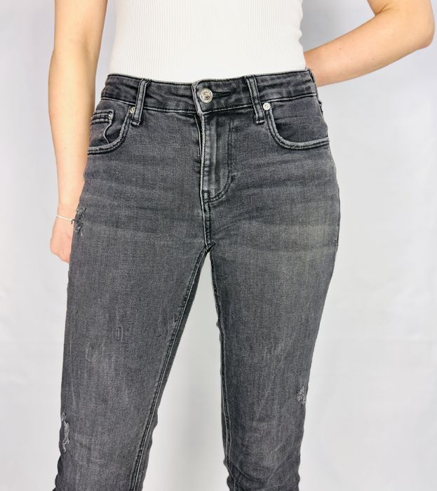 Szare jeansy z przetarciami M 38