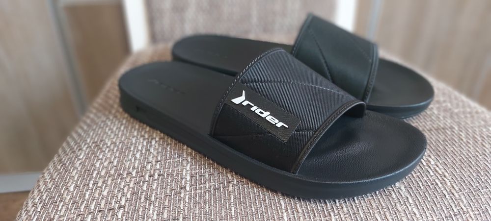 Стильні чорні шльопанці rider