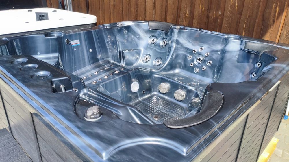 Ekskluzywne Jacuzzi 5 osobowe, 94 dysze, WIFI, Balboa, ostatnia sztuka biała.