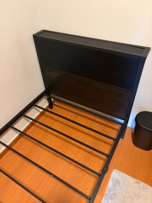 Cama com estrutura de metal