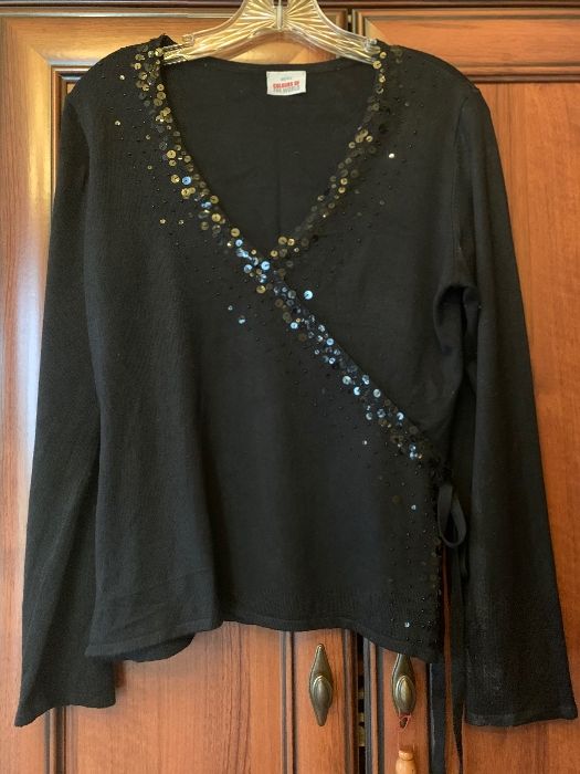 Czarny sweterek z cekinami 40/42