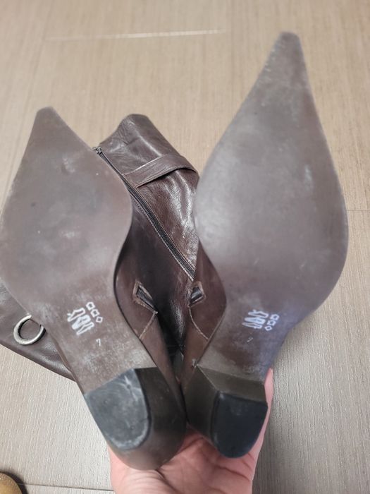 Botas em pele castanhas