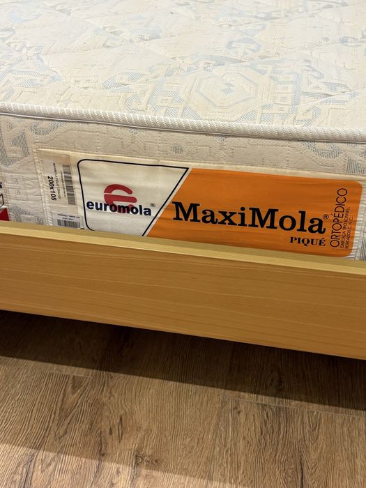 Cama solteiro, colchão, mesa cabeceira e secretária em faia.