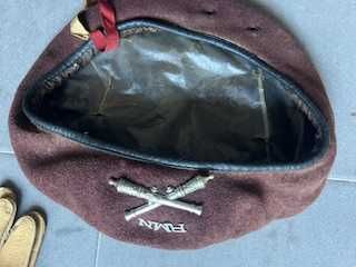 Boina Castanha Com símbolos em Prata RMN e Artilharia