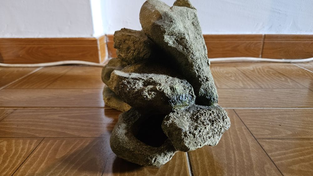 Rocha Grande de Plástico com Toca para Aquário