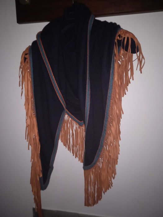 piekna chusta z fredzlami skorzanymi