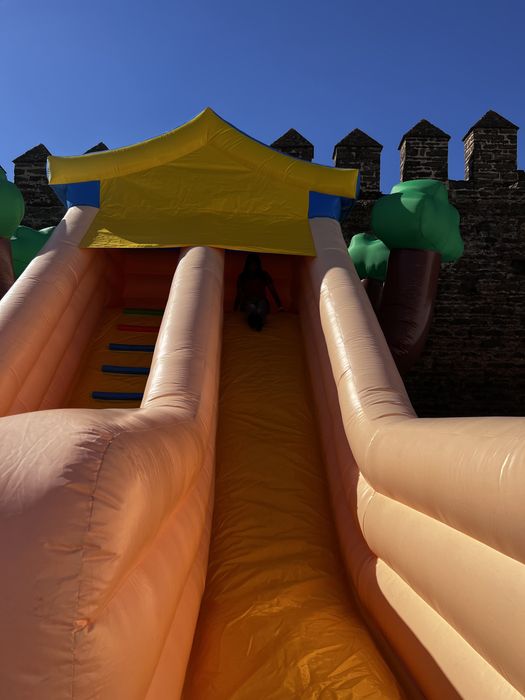 Insuflável escorrega gigante