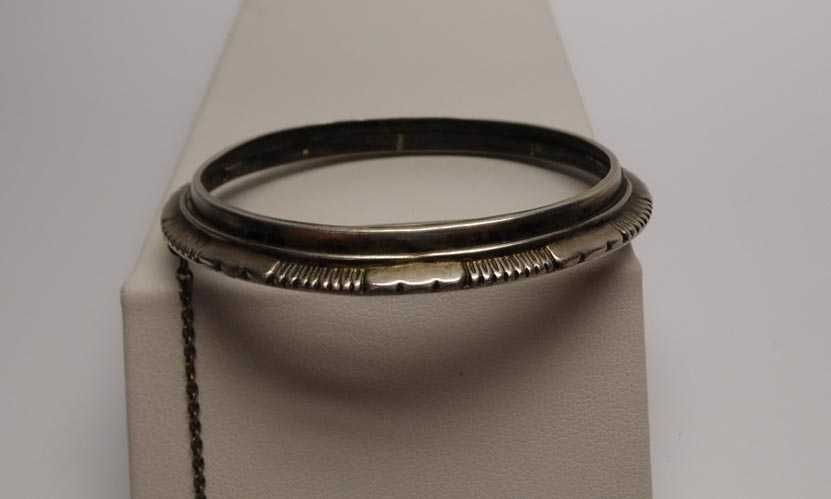 Antyczna srebrna broszka owalna ramka.