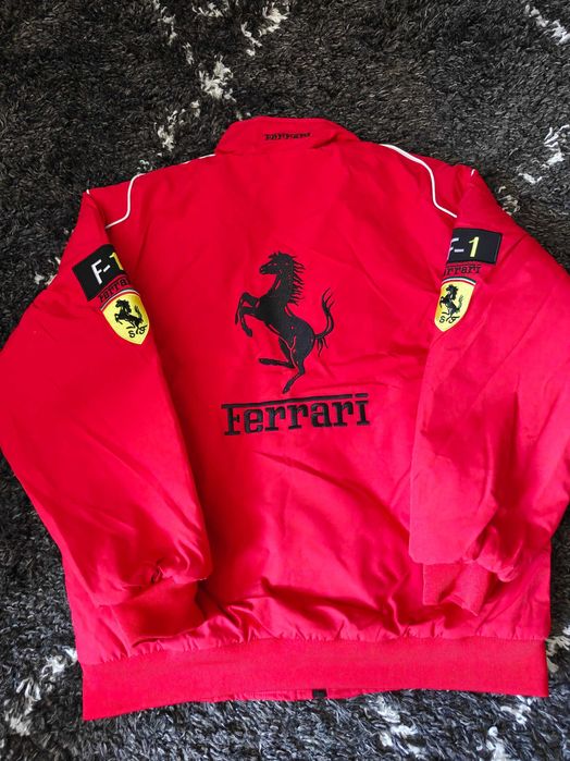 Nowa kurtka Scuderia Ferrari Vodafone – czerwona – rozmiar M