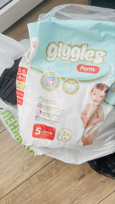 Віддам підгузки трусики + деякі речі на 2-3 роки